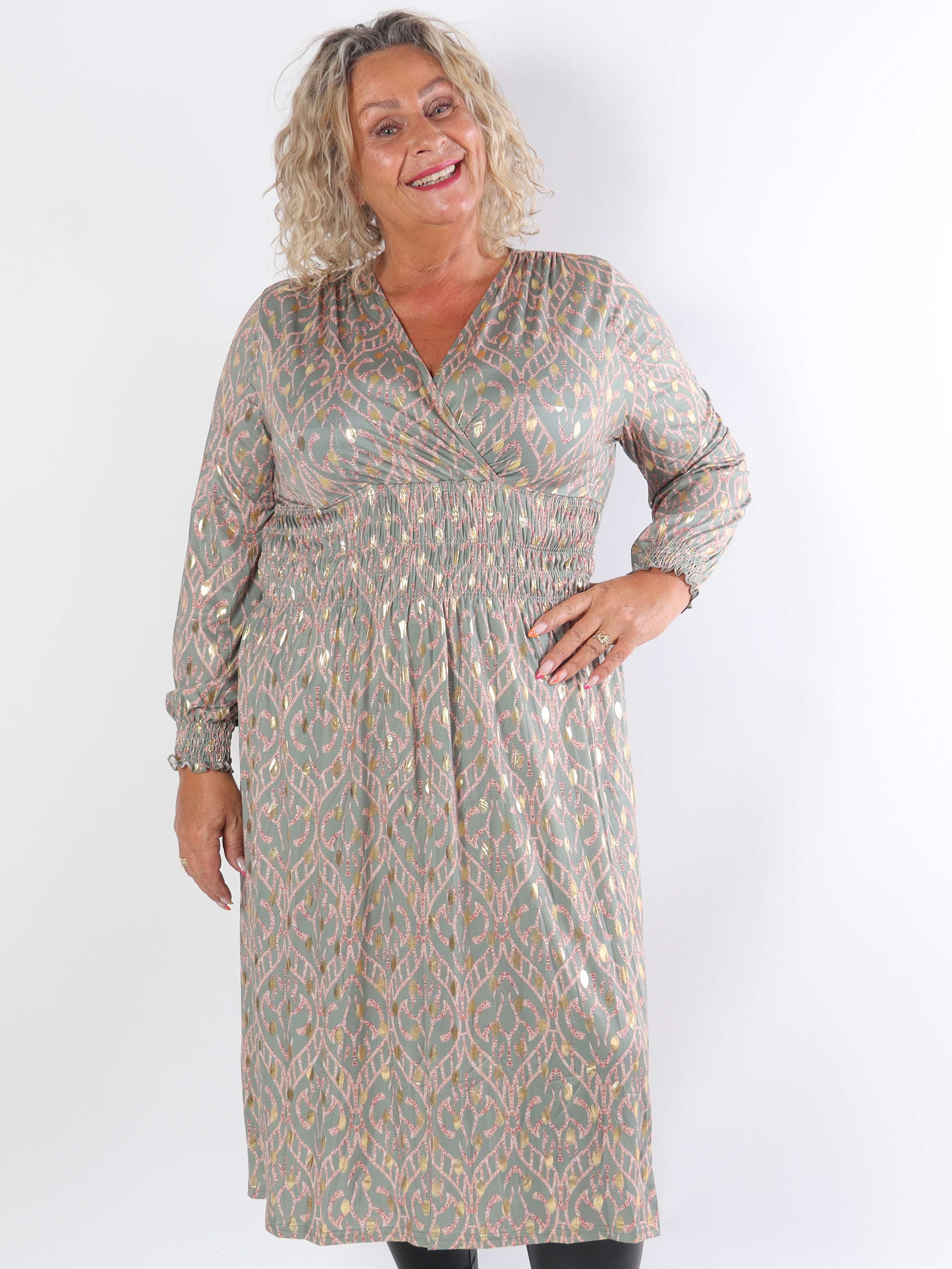 Pams Boho Midi L/S - Elastisk plus size kjole i krølfrit stof